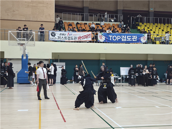 대전시 서구체육회는 지난 21일 도솔다목적체육관에서 약 200여명의 검도 동호인들이 참가한 가운데 제20회 서구청장기 검도대회를 개최했다. (사진제공=대전시 서구체육회)