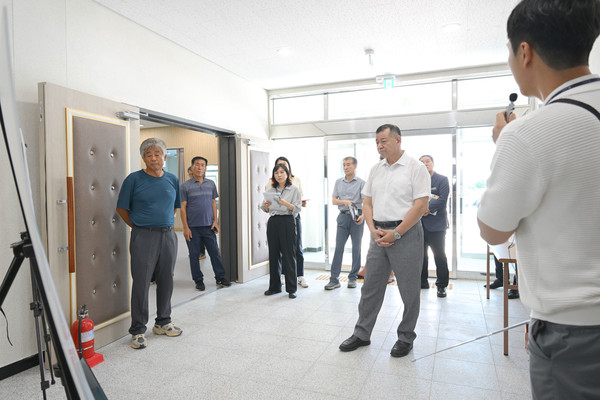 최원철 충남 공주시장이 민선8기 3주년을 맞았다. 이날 기념식이 생략된 가운데 최 시장은 소통행정을 위해 ‘행사보다 현장’이란 슬로건으로 관내 주요 사업장들을 차례로 돌아보는 소통행정의 실천을 과제로 삼았다.(사진제공=공주시)