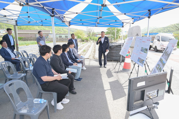 최원철 충남 공주시장의 공약으로 내건 국도39호선 예비타당성 현장을 민선8기 3주년을 맞아 재 점검에 나서 현장을 돌아봤다.