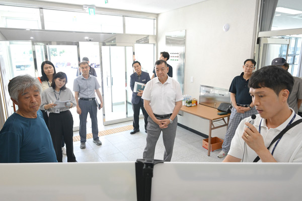 최원철 충남 공주시장이 민선8기 3주년을 맞아 기념식이 생략된 가운데 소통행정을 위한 주요 사업장들을 차례로 돌아보고 있다.