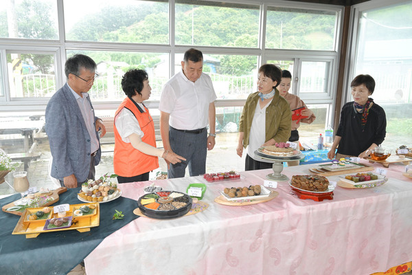 공주시 정안면 주민자치회는 지난 주말 정안면의 대표 특산물인 ‘정안밤’을 주제로 ‘제1회 정안 밤꽃축제’를 성황리 개최했다.(사진=최원철 공주시장이 현장을 돌아보고 있다)