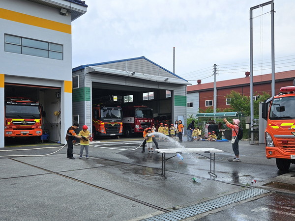 남일초등학교 방수체험 모습 (사진제공=금산소방서)