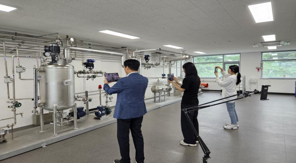 천안시 환경정책과 소속 공무원들이 지난 25일 충북 청주 화학물질안전원에서 화학사고 대응훈련으로 AR(증강현실) 훈련을 하고 있다. (사진제공=천안시)