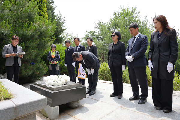 서천군의회는 27일 한산면 종지리에 위치한 독립유공자 김갑수 지사의 묘소를 찾아 참배했다.(사진제공=서천군의회)