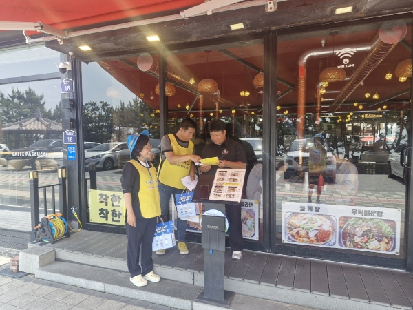 보령시보건소, 대천해수욕장 개장 대비 '식중독 예방 캠페인' 장면 (사진제공=보령시)