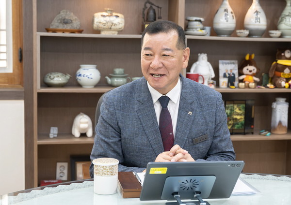 민선8기 3주년을 맞은 최원철 충남 공주시장.