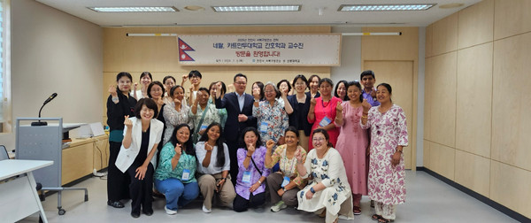 네팔 카트만두대학교간호학과 교수진 등이 3일 천안시 서북구보건소를 견학하고 있다. (사진제공=천안시)