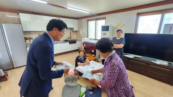 홍성군 광천읍은 다가오는 여름철 폭염과 온열질환으로 인한 인명 피해를 최소화하고 주민들의 안전을 확보하기 위해 광천읍 내 무더위쉼터에 대한 현장 점검을 실시한다. (사진제공=홍성군)