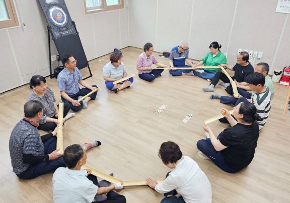 태안군시각장애인회관에서 진행된 ‘시각장애인 전통놀이’ 프로그램 모습.  (사진제공=태안군)