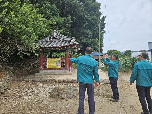 천안시 공원녹지사업본부가 산사태취약지역을 점검하고 있다. (사진제공=천안시)
