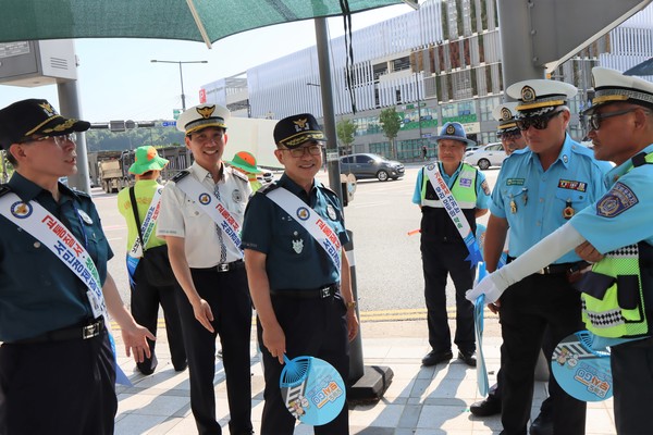 9일 아침 한원호 경찰청장과 모범운전자 회원들이 소담교차로 일대에서 시민들에게 기초질서 캠페인 관련 홍보물을 나눠주고 있다(사진제공=세종경찰청)
