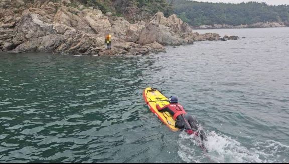 물 때 미인지로 인한 부억도 갯바위 관광객 고립사고 대응 모습     (사진제공=태안해양경찰서)