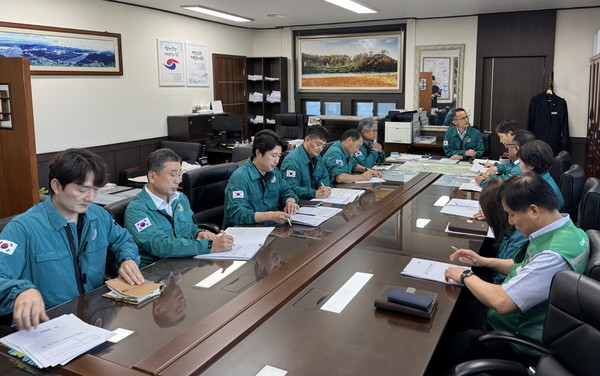 공주시는 송무경 부시장 주제로 지난 9일부터 폭염 대응 대책회의를 열고 현장밀착형 대응 총력과 폭염 장기화 및 인명피해 발생에 따른 상황 점검의 국민행동요령에 대한 홍보를 강화에 나섰다.(사진제공=공주시)