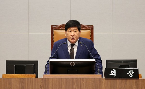 충남도의회 홍성현 의장은 15일 충남도의회 제360회 임시회 개회사를 통해 올해 민선 지방자치 30주년을 맞아 진정한 지방분권 실현의 필요성을 강조했다.(사진= 이잎새 기자)