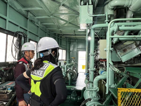 고위험 선박 집중 점검중인 보령해경( 사진제공= 보령해경)