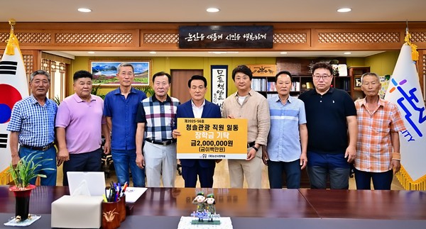 14일 논산시 지역 내 전세버스 운송 업체인 청솔관광에서 지역 인재 양성을 위해 논산시 장학회에 장학금 200만 원을 기탁했다.