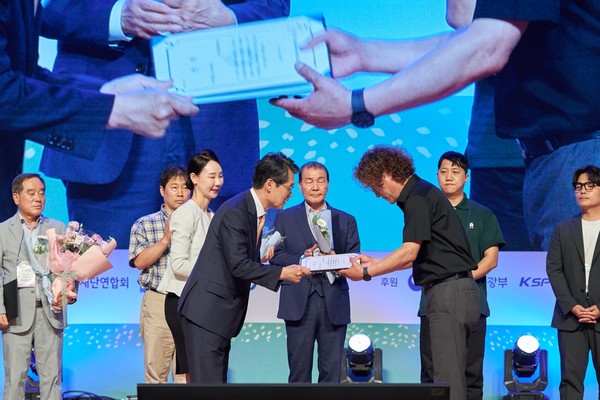 공주문화관광재단 김지광 대표이사가 전국 140여 광역 및 기초 지자체 대상으로 열린 지역문화 활성화기여에 공로가 큰 대상의 '지역문화 우수사례상’을 수상했다.(사진제공=공주문화관광재단)