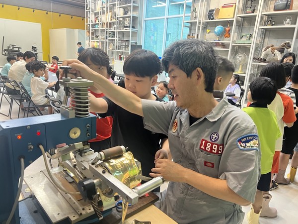 공주봉황초는 1~3학년 학생 28명을 대상으로 공주시 오거리길책공방북아트센터에서 책의 물성과 기록의 가치를 직접 배우고 읽히는 현장 책공방북아트 체험학습의 시간을 운영했다.(사진제공=공주봉황초)