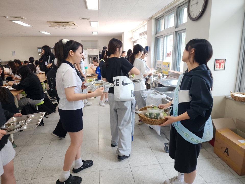 지난 17일 온양여고에서 진행한 ‘음식물 쓰레기 최소화 캠페인(사진제공=아산시)