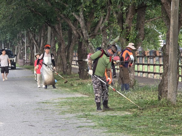 금산읍이장협의회 환경 정비 모습 및 기념사진 (사진제공=금산군청)