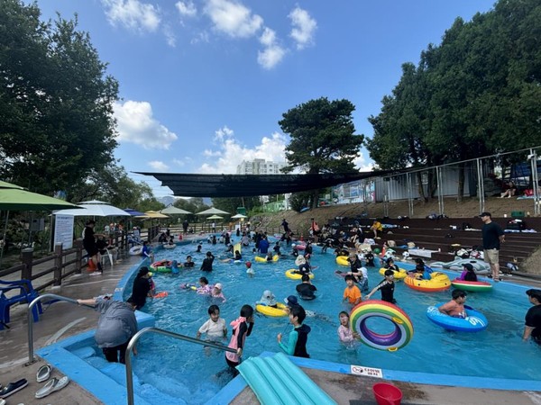 계룡시 두계천 생태공원 물놀이장이 22일 개장한다.(사진제공=계룡시)