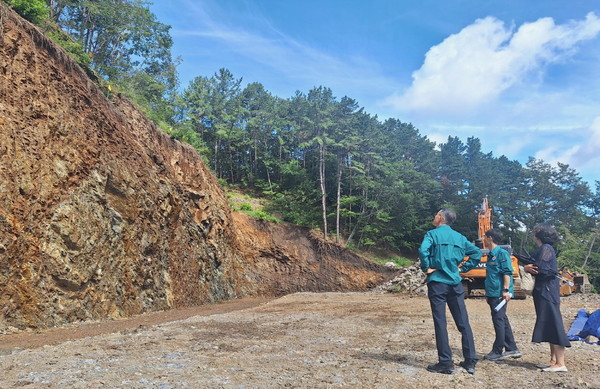 송무경 공주시 부시장의 폭염 및 집중호우 피해의 각 현장을 돌아보며 시민 안전이 최우선 과제로 현장점검에 집중된 모습.