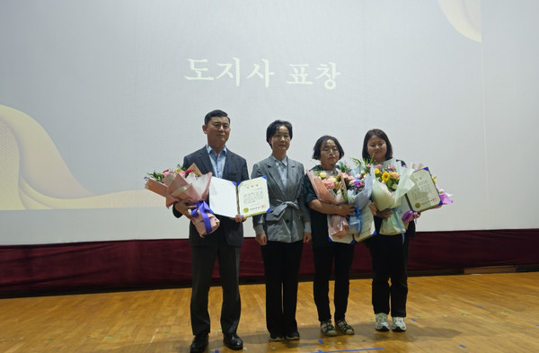 천안시농업기술센터가 25일 제18회 충청남도 농업인 정보화 대회에서 기관 표창을 수상하고 있다. (사진제공=천안시)