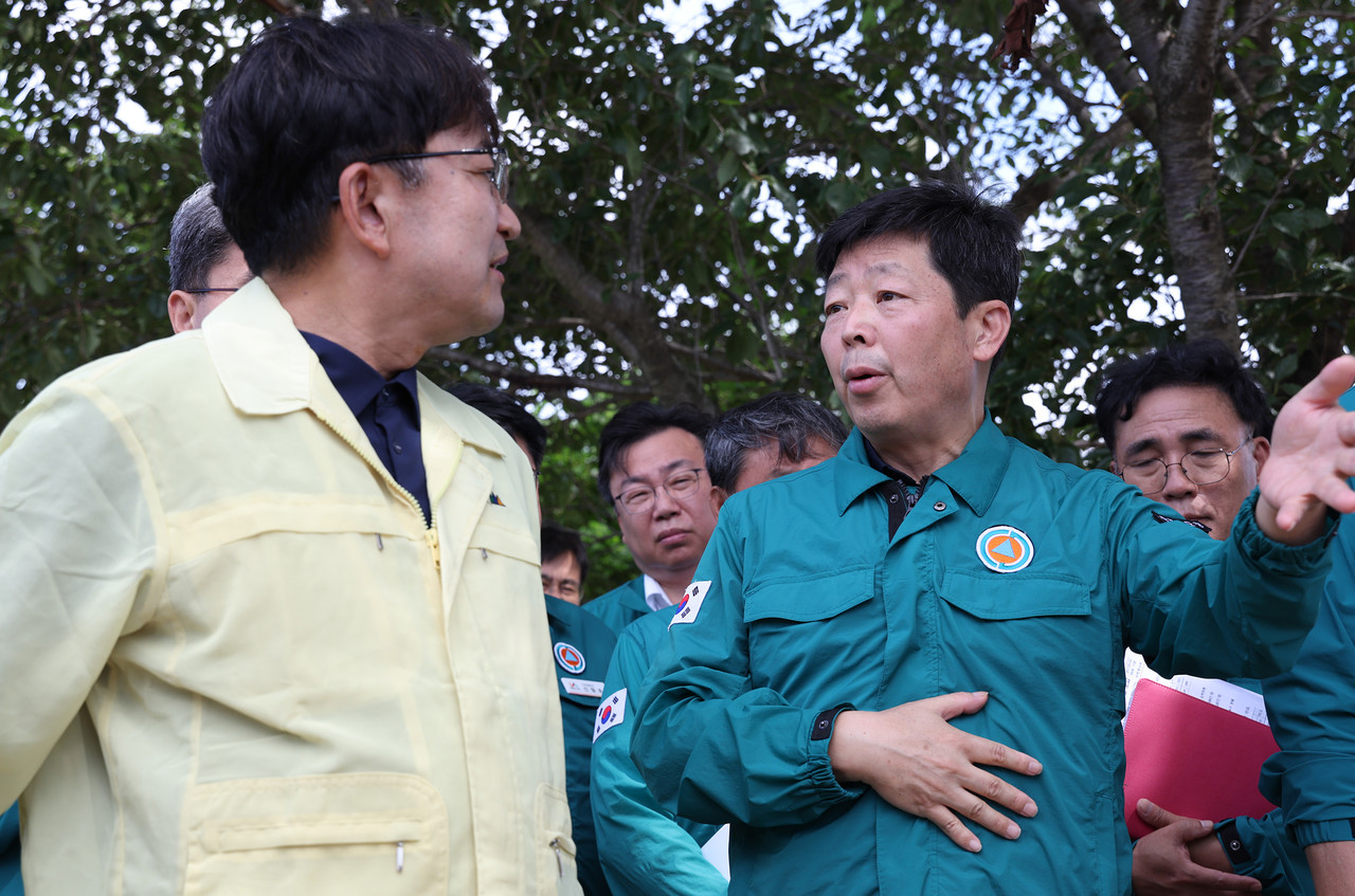 박정주 충남도 행정부지사가 김광용 행정안전부 재난안전관리본부장에게 최근 폭우에 따른 추가 특별재난지역 지정을 요청하고 있다. (사진제공=충남도)