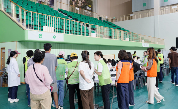                              지난 27일 서산시민체육관에서 열린 외국인 의료지원 자원봉사(사진제공= 서산시)
