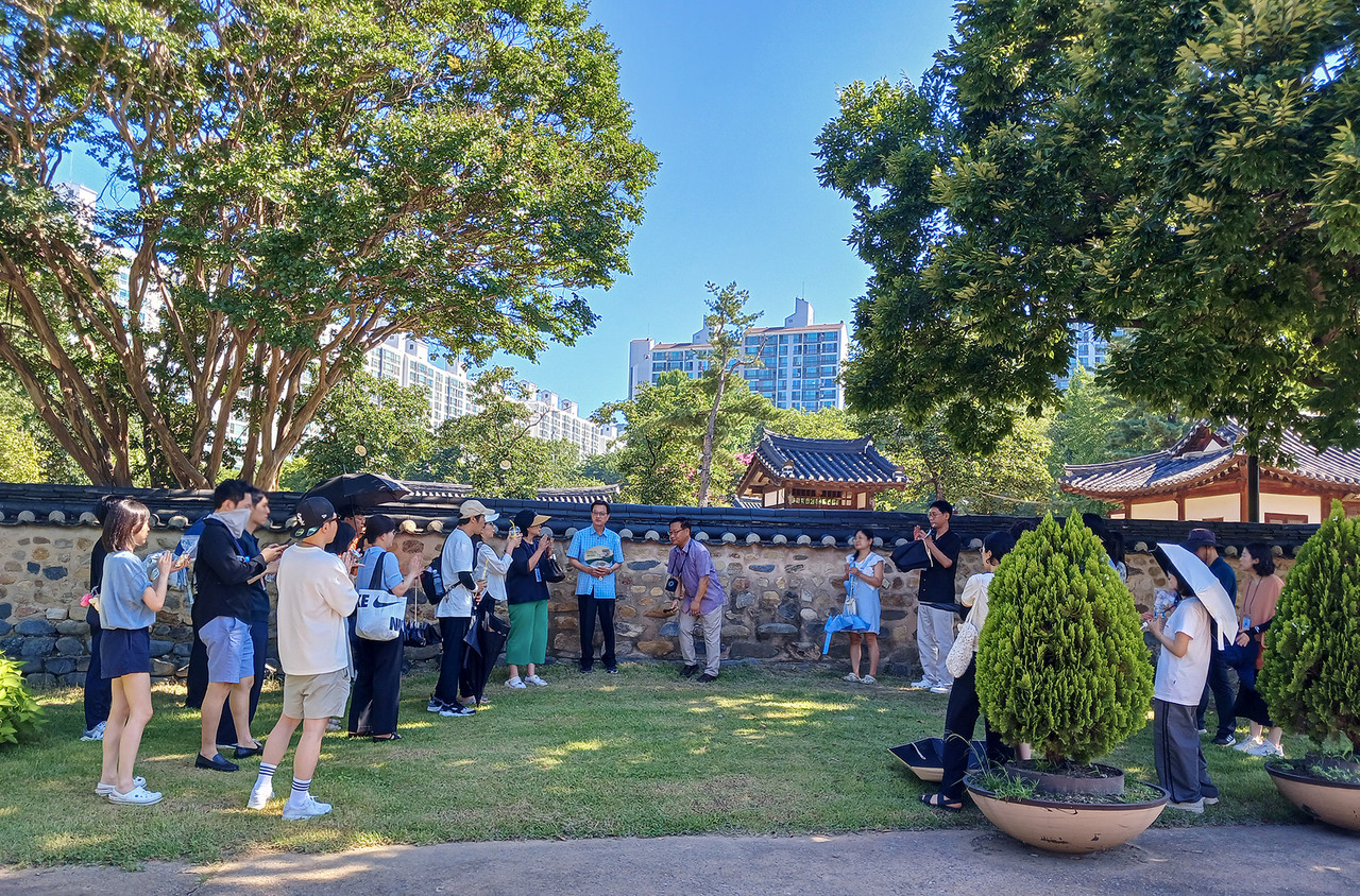 대덕문화관광재단이 운영한 '제1회 대덕 워케이션 프로그램' 참가자들이 도보로 대덕구 명소인 동춘당에 방문해 문화 해설사의 설명을 경청하고 있다. (사진=대전 대덕구)