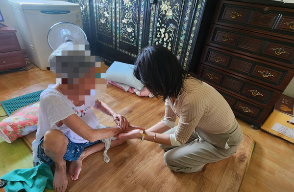 31일 윤은미 천안시 복지정책국장이 성환읍, 신안동 일대 쪽방촌을 찾아 폭염 취약계층의 주거상태 등을 확인했다. (사진제공=천안시)