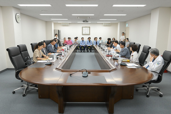 공주의료원(원장 임수흠)은 최원철 공주시장을 초청해 ‘지역공공의료발전' 주제의 간담회를 진행했다고 4일 밝혔다.(사진제공=공주의료원)