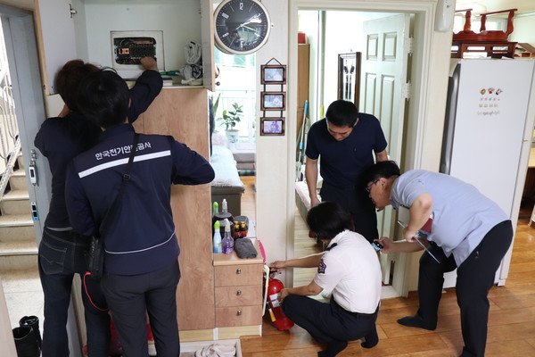 노후 아파트 안전점검 (사진제공=당진소방서)