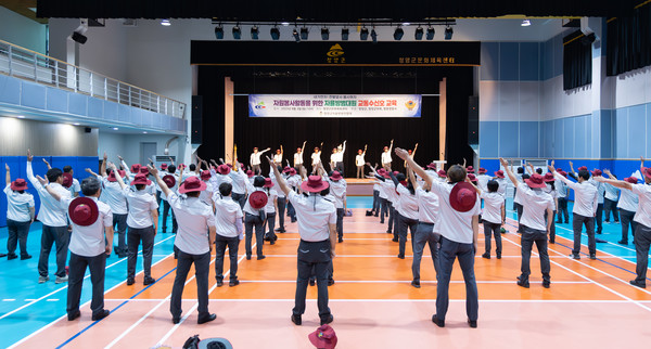 교통 수신호 교육을 받는 청양군자율방범대원들. (사진제공=청양군)