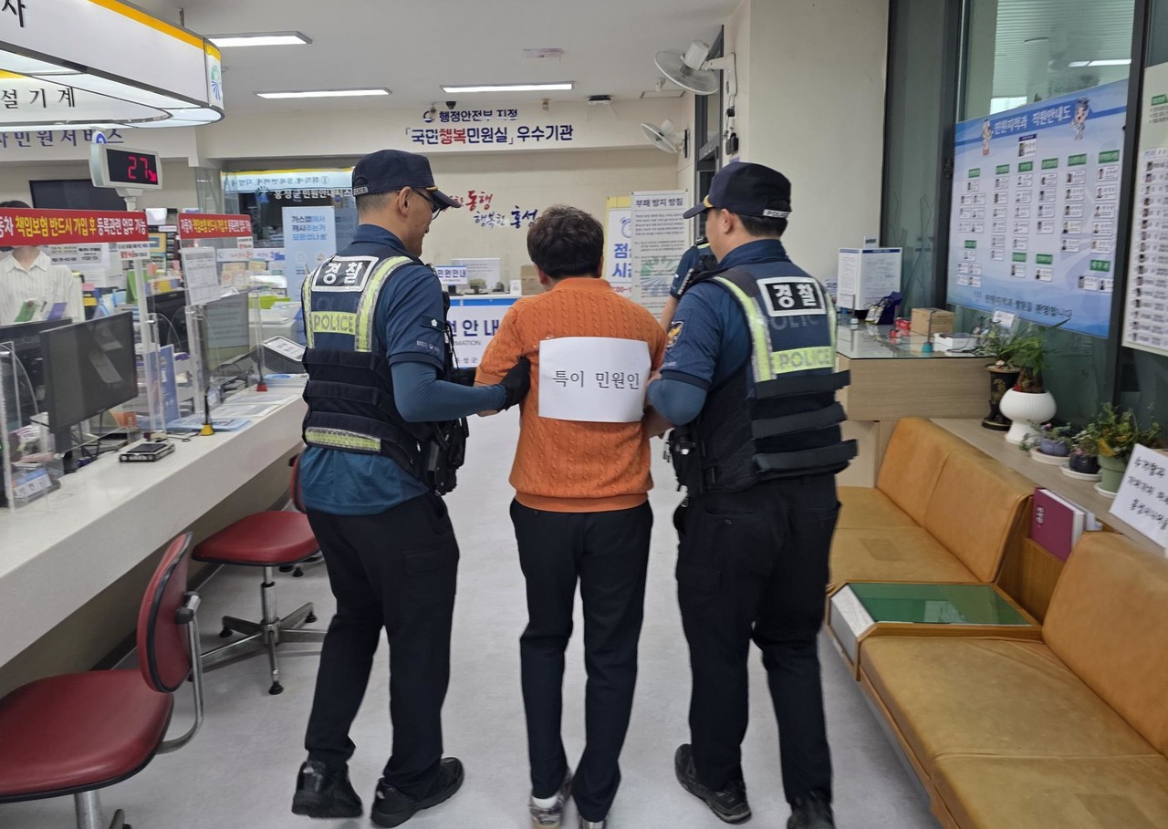 홍성군청과 홍성경찰서가 특이민원 발생 상황 대비 합동 모의훈련을 진행하고 있다. (사진제공=홍성군)