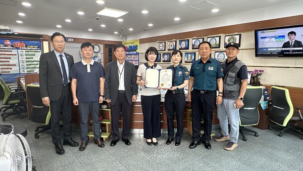 공주경찰서가 대출금을 송금하려고 은행을 찾은 고객의 보이스피싱 피해를 막은 공주동부신협 옥룡지점 고해민 은행원에게 감사장을 수여했다.(사진=경찰 및 은행 관계자 사진촬영 모습)