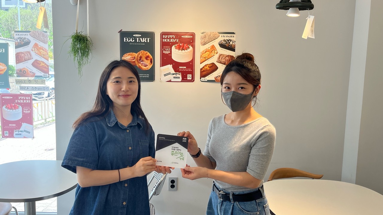 8일 굿네이버스 대전지부는 중촌동에 위치한 카페 윤크커피와 함께 함께 좋은이웃가게 현판 전달식을 진행했다. 사진은 현판 전달식을 진행하는 모습. (사진=굿네이버스 대전지부)