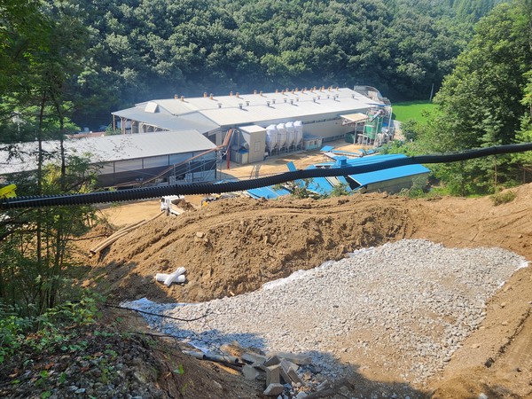 최근 집중호우로 산사태가 발생한 전의면 유천리 양계장에 대해 세종시가 피해복구를 지원하고 있다(사진제공=세종시)