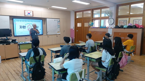 부여군자원봉사센터, 강사봉사단과 함께(사진제공=부여군)