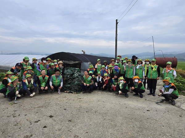 부여군자율방재단, 장암면 수박하우스 복구 완료(사진제공=부여군)