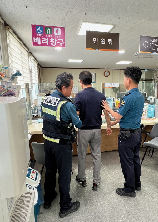 공주시 신풍면은 최근 행정복지센터에서 유구파출소와 협업해 특이 민원 상황에 대비한 모의훈련을 실시했다고 12일 밝혔다.(사진제공=신풍면)