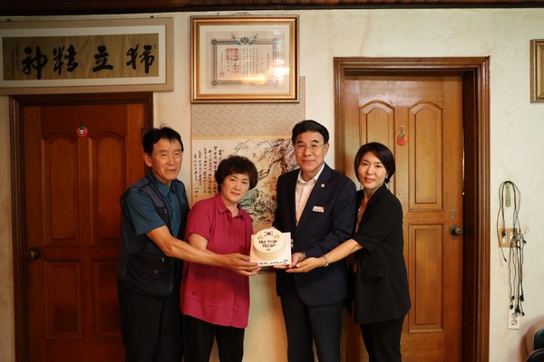 이응우 계룡시장이 제80주년 광복절을 앞두고 독립유공자 후손을 위문했다.(사진제공=계룡시)