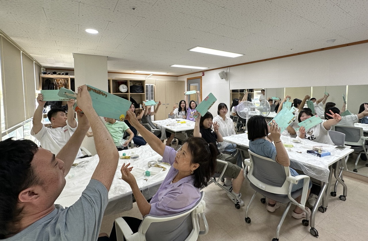 충남 공주시장애인가족지원센터는 여름방학을 맞아 시에 거주하는 장애 청소년을 대상으로 지난 1일부터 14일까지 10일간 ‘여름방학 돌봄 교실’을 성황리에 운영했다. 돌봄 교실에 참여한 학생들이 실내 프로그램 체험을 하고 있다. (사진제공=공주시)