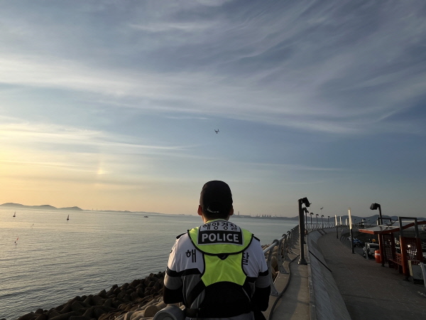 드론을 이용 해안가 순찰중인 보령해경 (사진제공=보령해경)