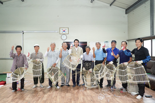 이완섭 서산시장이 21일 노인 일자리 공동체 사업단을 방문 모습(사진제공= 서산시)