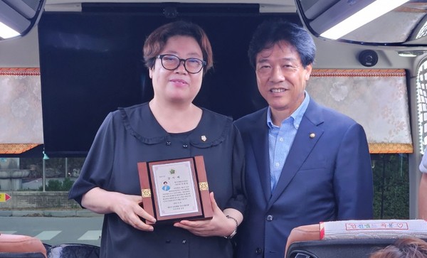 가선숙 서산시의원, 제21기 민주평화통일서산시협의회 자문위원 일동으로부터 감사패 받은 모습( 사진제공 =의회)
