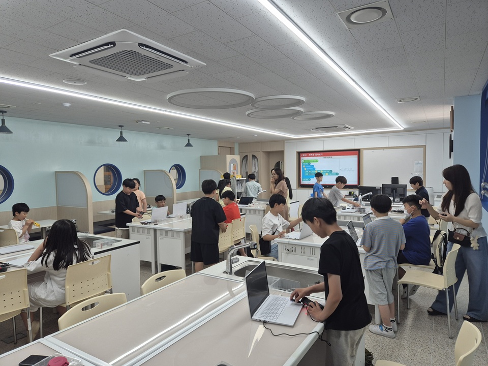  드론 체험 프로그램을 운영 장면(아산시 제공)