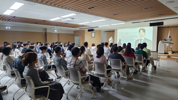서천군은 지난 22일 군청 대회의실에서‘생성형 AI 활용방법 교육’을 열고, 직원 90여 명이 참석한 가운데 성황리에 마무리했다.(사진제공=서천군)