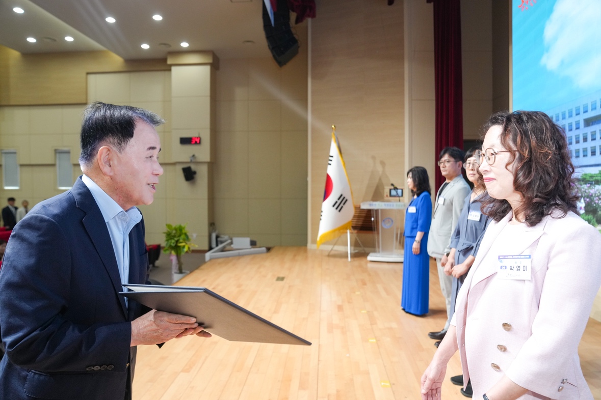 김지철 충남교육감이 9월 1일자 인사 발령 대상 직원에게 임명장을 전달하고 있다. (사진제공=충남교육청)