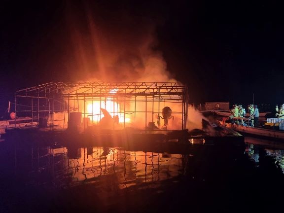 태안해경, 당암포구 가두리양식장 소방과 합동 화재를 진압하는 모습     (사진제공=태안해양경찰서)